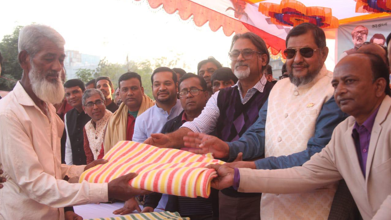 শীতার্তদের মাঝে শীতবস্ত্র বিতরণ করছেন যুবলীগের চেয়ারম্যান শেখ ফজলে শামস্ পরশ ও সাধারণ সম্পাদক মো. মাইনুল হোসেন খান নিখিল। ছবি : সংগৃহীত