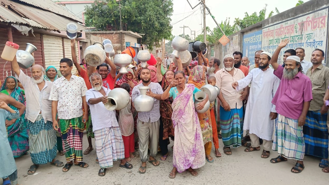 কলস নিয়ে বিক্ষোভ। ছবি : কালবেলা