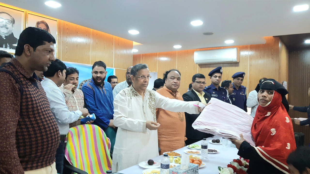 কম্বল বিতরণ অনুষ্ঠানে আইনমন্ত্রী। ছবি : কালবেলা