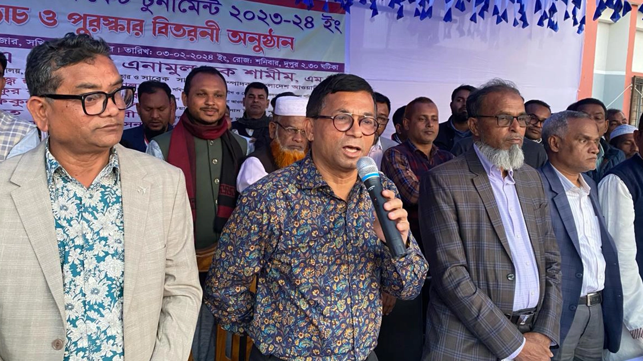 টুর্নামেন্টের ফাইনাল ম্যাচে পুরস্কার বিতরণী অনুষ্ঠানে প্রধান অতিথির বক্তব্য দিচ্ছেন এনামুল হক শামীম। ছবি : কালবেলা