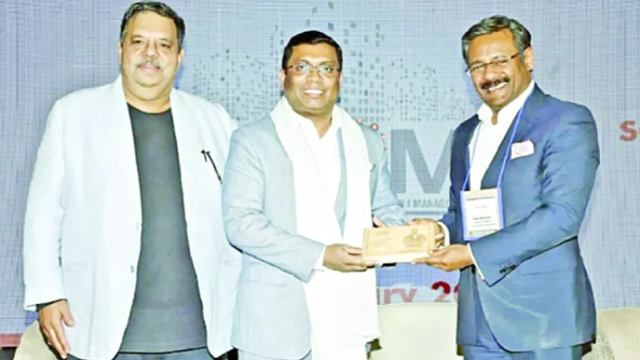 ‘দ্য বেস্ট হোটেলিয়ার অব বাংলাদেশ’ সম্মাননা গ্রহণ করছেন শাখাওয়াত হোসেন। ছবি : সংগৃহীত
