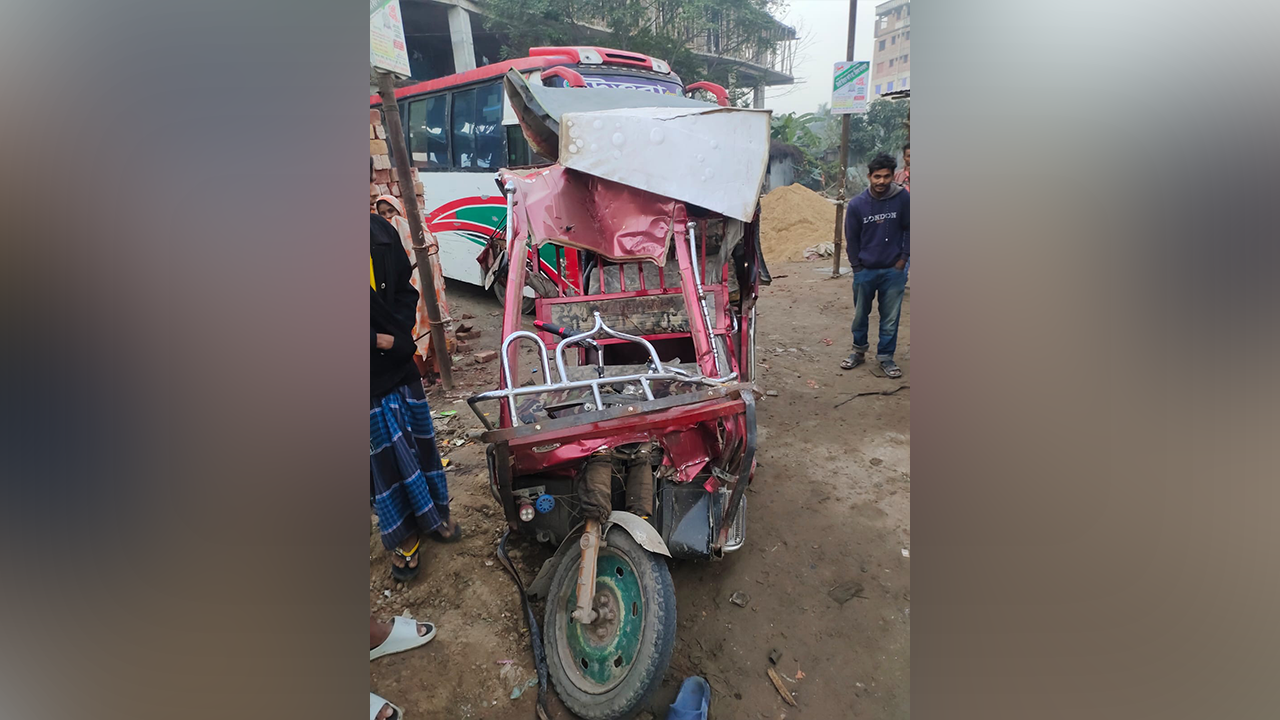 ট্রাকের সঙ্গে সংঘর্ষে এ অটোরিকশায় করে ইজতেমার আখেরি মোনাজাতে অংশ নিতে যাচ্ছিলেন মুসল্লিরা। ছবি : কালবেলা
