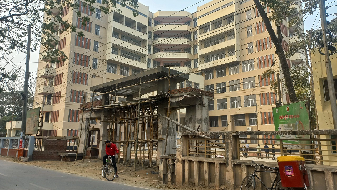 লালমনিরহাট সদর হাসপাতালের ২৫০ শয্যা বিশিষ্ট নতুন ভবন। ছবি : কালবেলা
