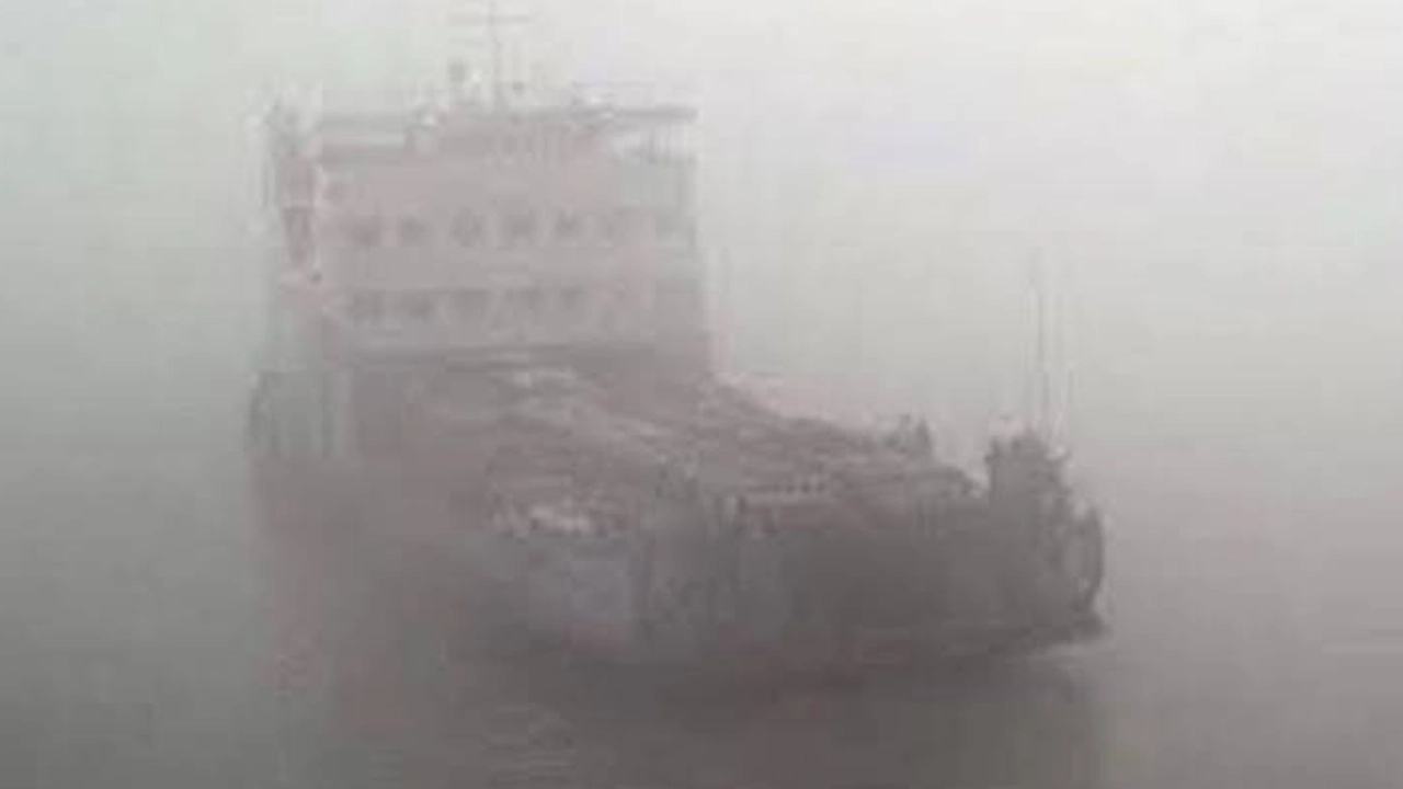 তীব্র কুয়াশায় আটকে আছে ফেরি। পুরোনো ছবি