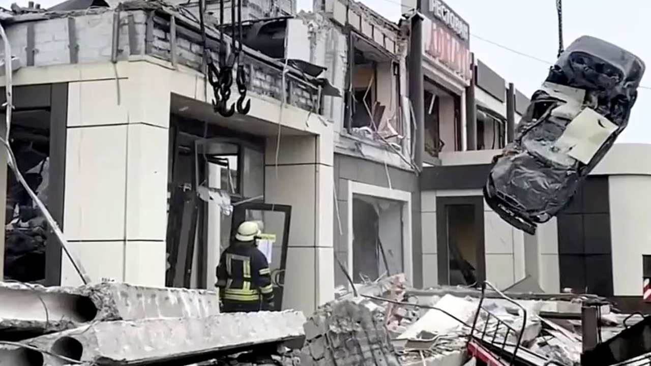 হামলায় পুড়ে যাওয়া একটি গাড়ি সরিয়ে নেওয়া হচ্ছে। ছবি : সংগৃহীত
