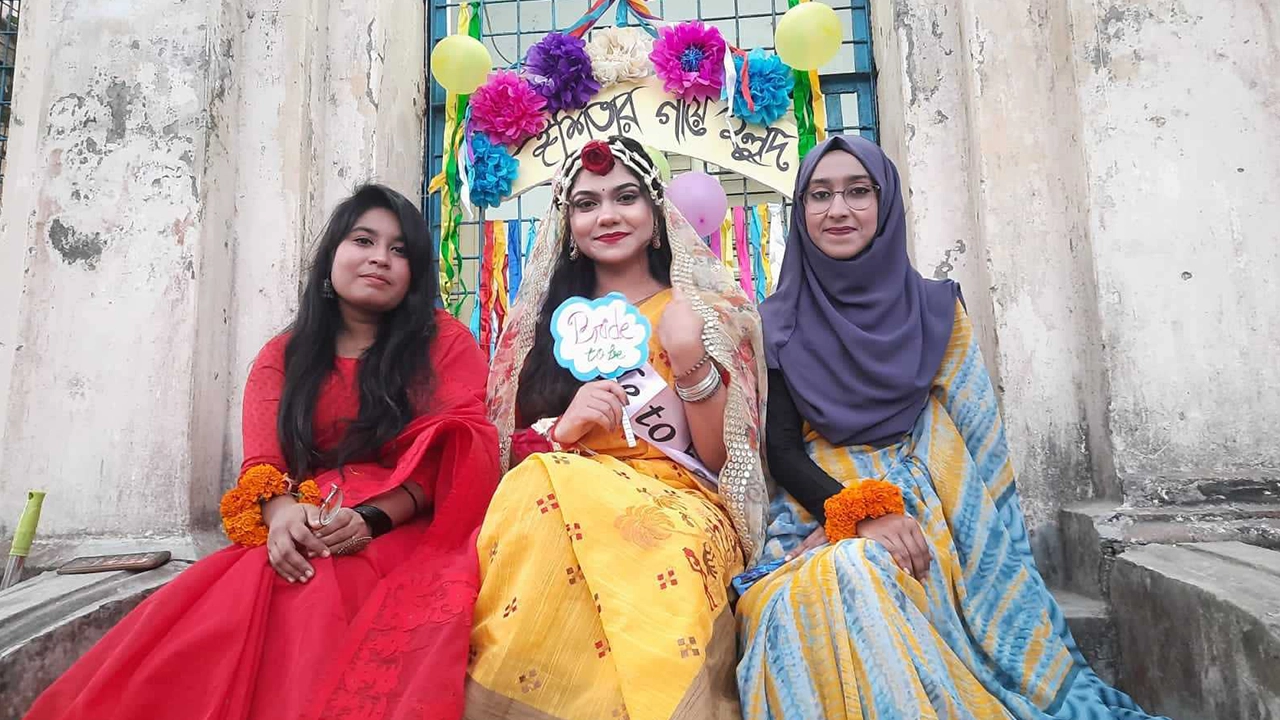 মাভাবিপ্রবি ক্যাম্পাসে গায়ে হলুদের সাজে কনে ঈশিতা রায়। ছবি : কালবেলা
