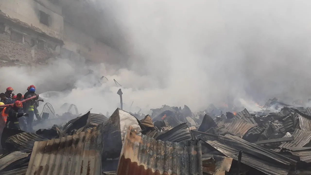 রাজধানীর বঙ্গবাজারে অগ্নিকাণ্ডে শত কোটি টাকার ক্ষয়ক্ষতি হয়। পুরোনো ছবি