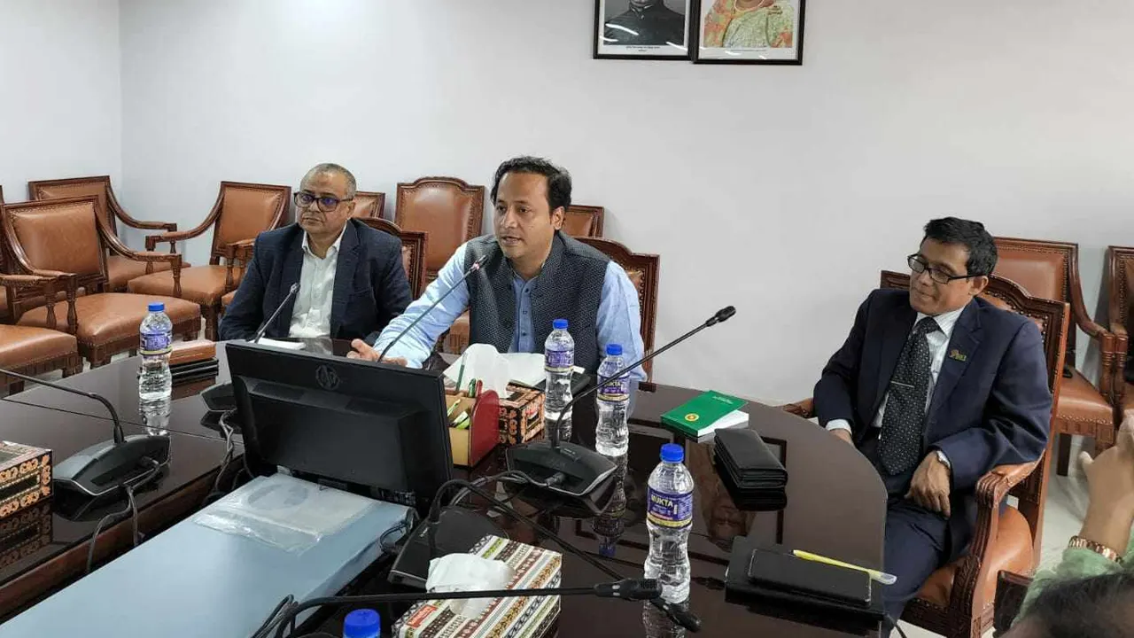 মন্ত্রণালয়ের সম্মেলন কক্ষে পর্যালোচনা সভায় শিক্ষামন্ত্রী মহিবুল হাসান চৌধুরী। ছবি : কালবেলা