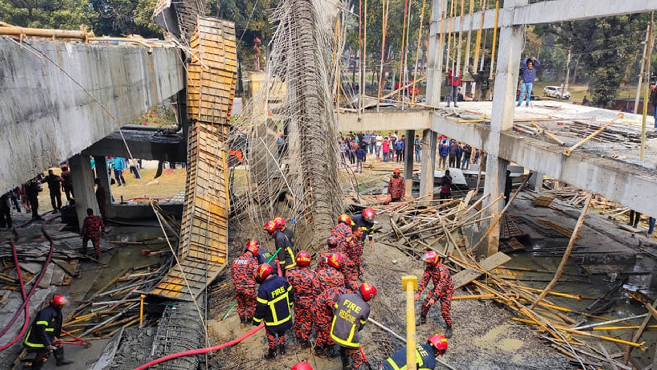 রাবির নির্মাণাধীন ১০ তলা শহীদ এএইচএম কামারুজ্জামান হলের ধসে পড়া একটি অংশ। ছবি : সংগৃহীত