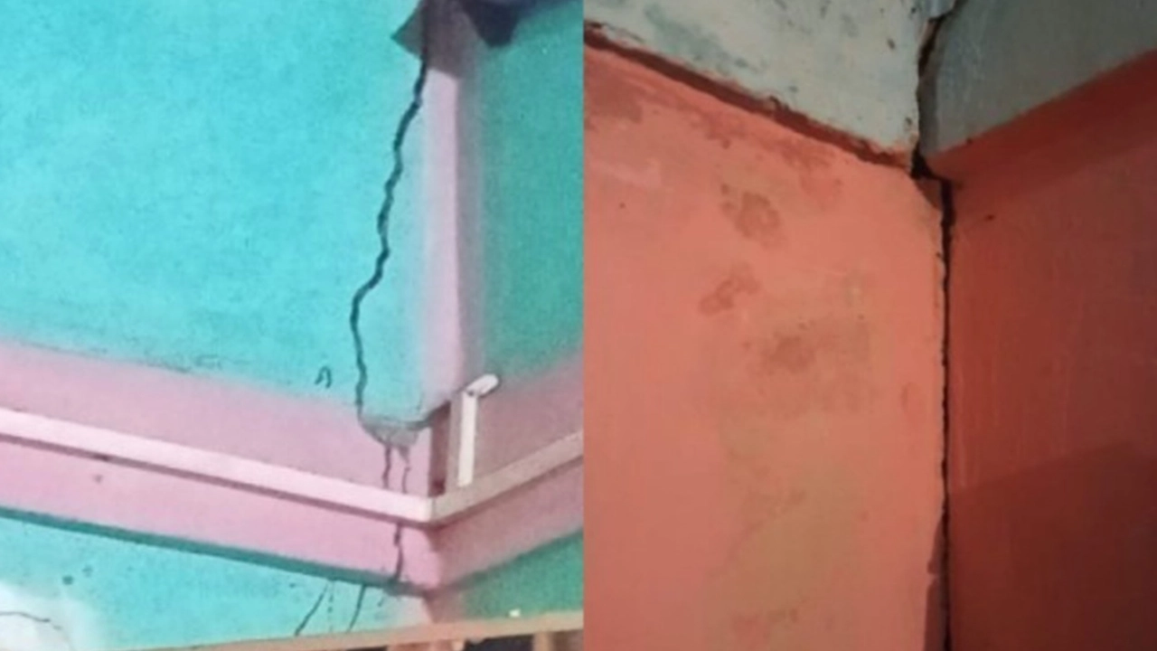 বিবিয়ানা গ্যাসফিল্ড এলাকায় অতিরিক্ত কাঁপুনিতে ঘরে ফাটল দেখা দিয়েছে। ছবি : কালবেলা