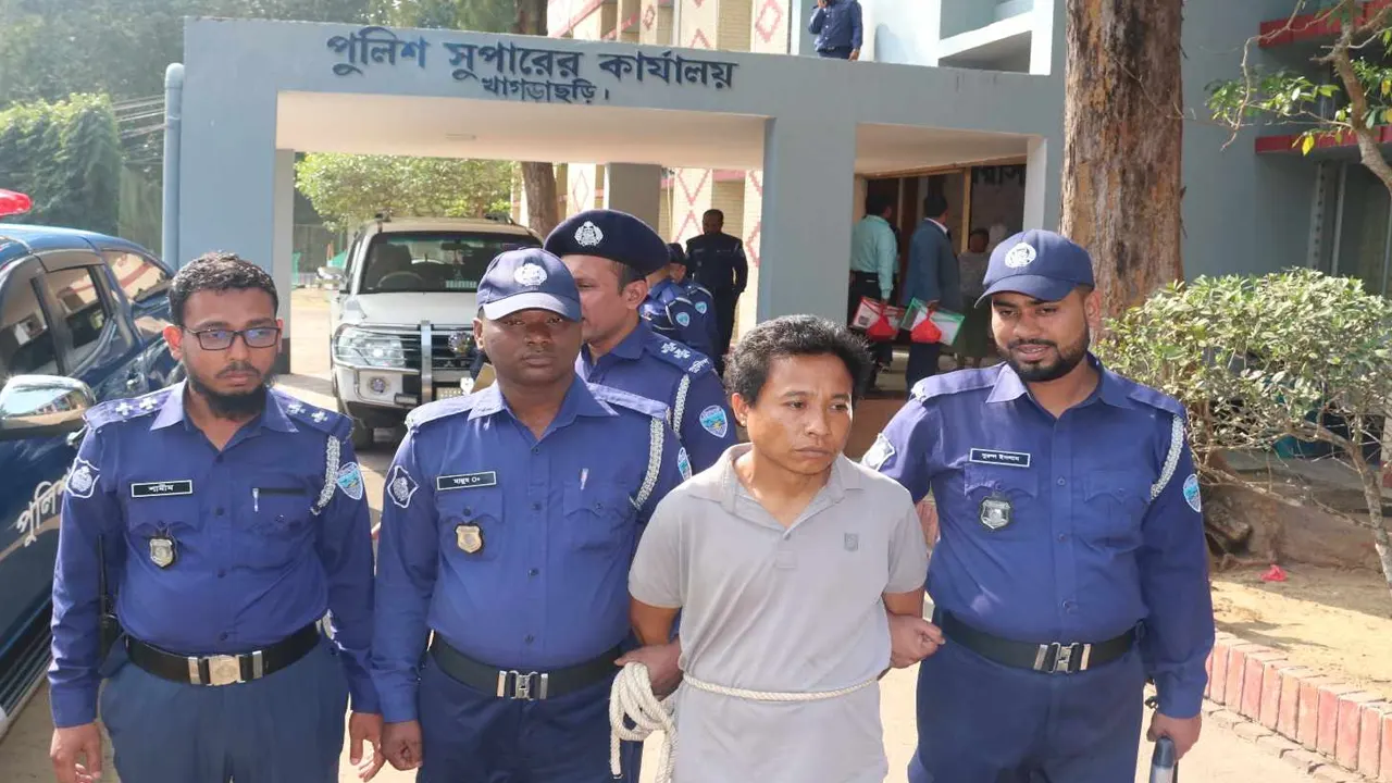 পুলিশের হাতে আটক রাপ্রু মারমা। ছবি : কালবেলা