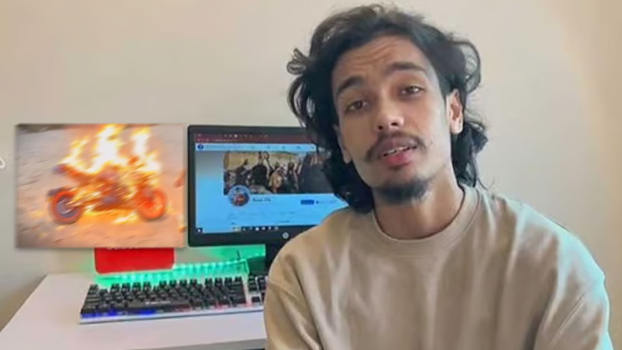 নিজের পাঁচ লাখ টাকা দামের মোটরসাইকেলে আগুন দিয়ে তা ভিডিও করে সামাজিক যোগাযোগ মাধ্যমে পোস্ট করেন মো. রাসেল মিয়া। ছবি: সংগৃহীত