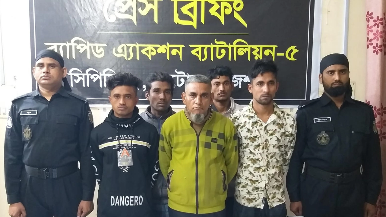 গ্রেপ্তার হওয়া পাঁচজন। ছবি : কালবেলা