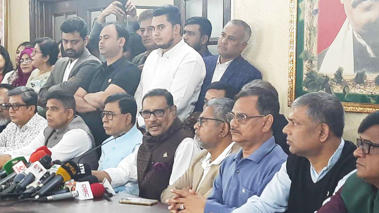 আওয়ামী লীগ সভাপতির ধানমন্ডির রাজনৈতিক কার্যালয়ে সাধারণ সম্পাদক সড়ক পরিবহন ও সেতুমন্ত্রী ওবায়দুল কাদের ও দলের নেতাকর্মীরা। ছবি : সংগৃহীত