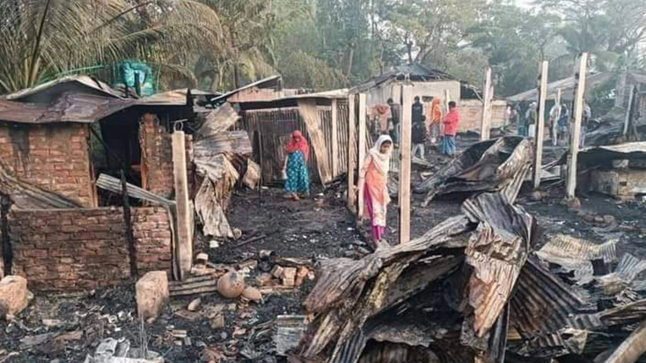 চট্টগ্রামের আনোয়ারায় আগুনে পুড়ে যাওয়া বসতঘর। ছবি : কালবেলা