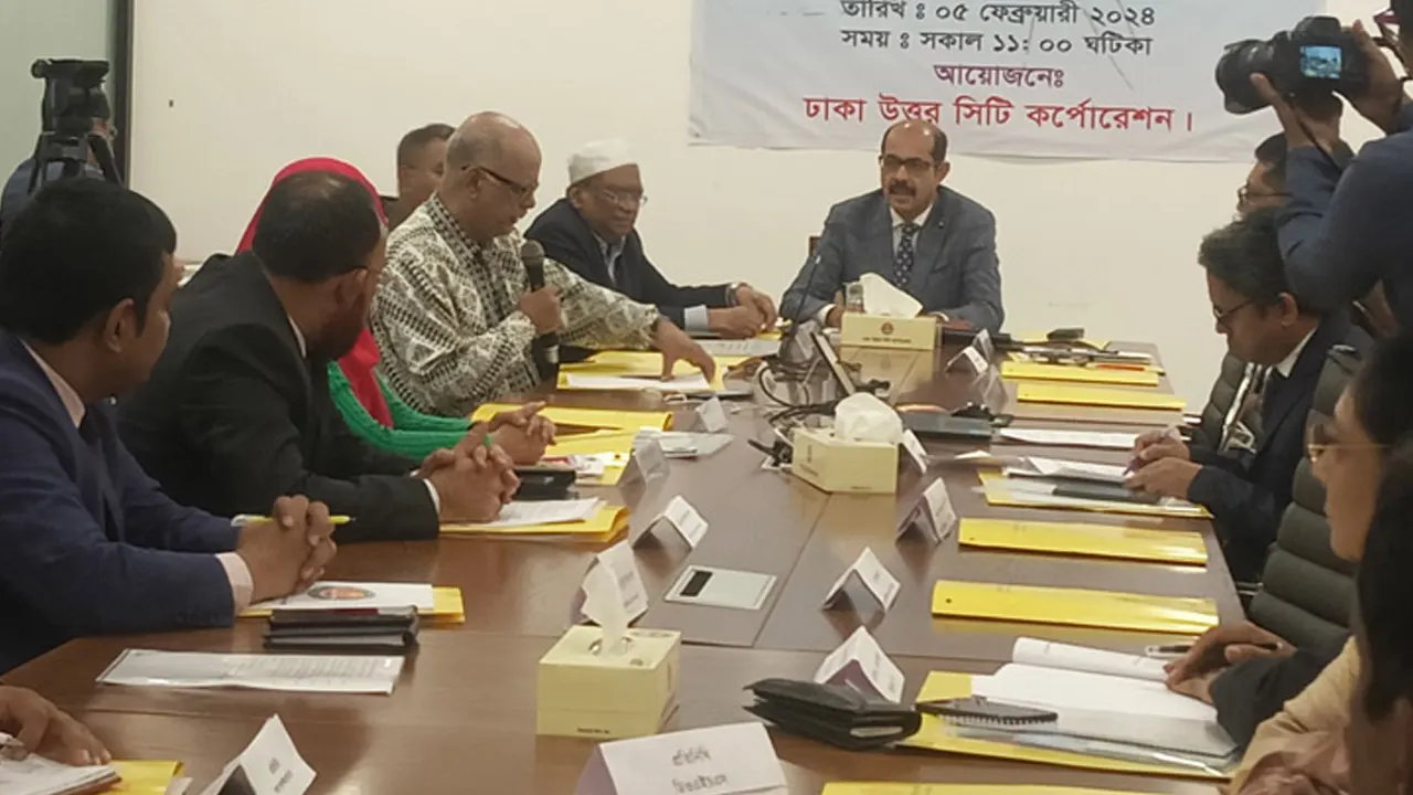 সোমবার রাজধানীর গুলশানস্থ ঢাকা উত্তর সিটি করপোরেশন ভবনে ‘ডেঙ্গু মোকাবিলায় বছরব্যাপী আমাদের প্রস্তুতি এবং করণীয়’ শীর্ষক গোলটেবিল বৈঠকে অতিথিরা। ছবি : সংগৃহীত