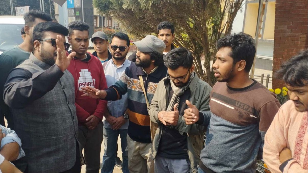 ধর্ষণবিরোধী মিছিলে বাধা দেন রাবি ছাত্রলীগের সাধারণ সম্পাদক আসাদুল্লা-হিল-গালিব ও তার অনুসারীরা। ছবি : সংগৃহীত