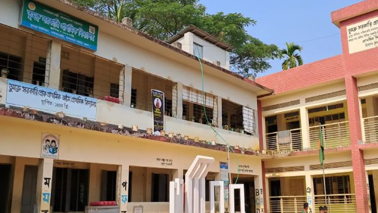 বান্দরবান পার্বত্য জেলার নাইক্ষ্যংছড়ি উপজেলার ঘুমধুম ইউনিয়নের সীমান্তবর্তী ৫টি সরকারি প্রাথমিক বিদ্যালয় বন্ধ করা হয়েছে। ছবি : সংগৃহীত