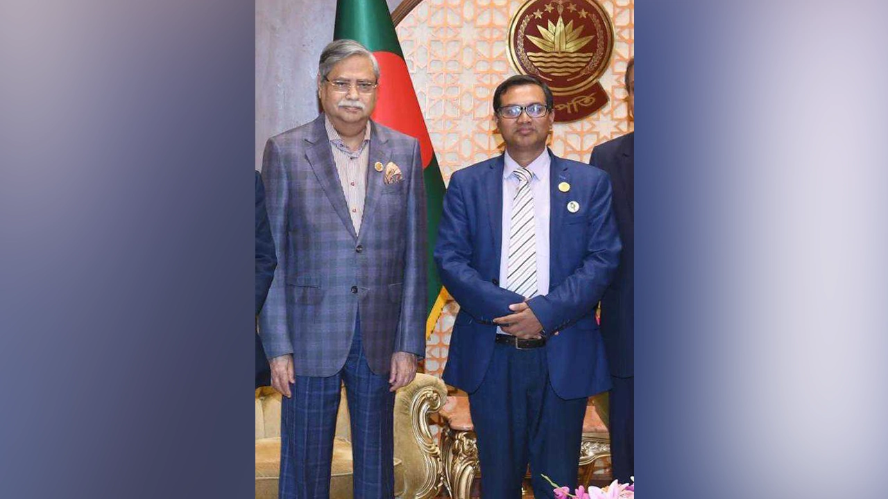 রাষ্ট্রপতি মোঃ সাহাবুদ্দিনের সঙ্গে বরিশাল বিশ্ববিদ্যালয়েন উপাচার্য (রু. দা.) অধ্যাপক ড. মোহাম্মদ বদরুজ্জামান ভুঁইয়া। ছবি : সংগৃহীত