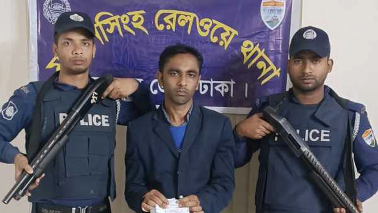 টিকিট কালোবাজারির অভিযোগে গ্রেপ্তার ময়মনসিংহ রেলওয়ের বুকিং সহকারী মো. রফিকুল ইসলাম। ছবি : কালবেলা