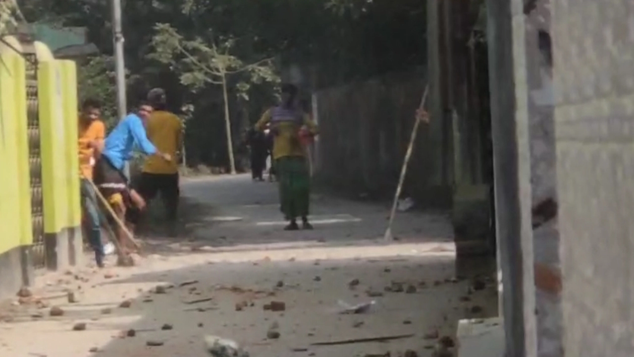 রূপগঞ্জে ফের মোশা বাহিনীর তাণ্ডব। ছবি : কালবেলা