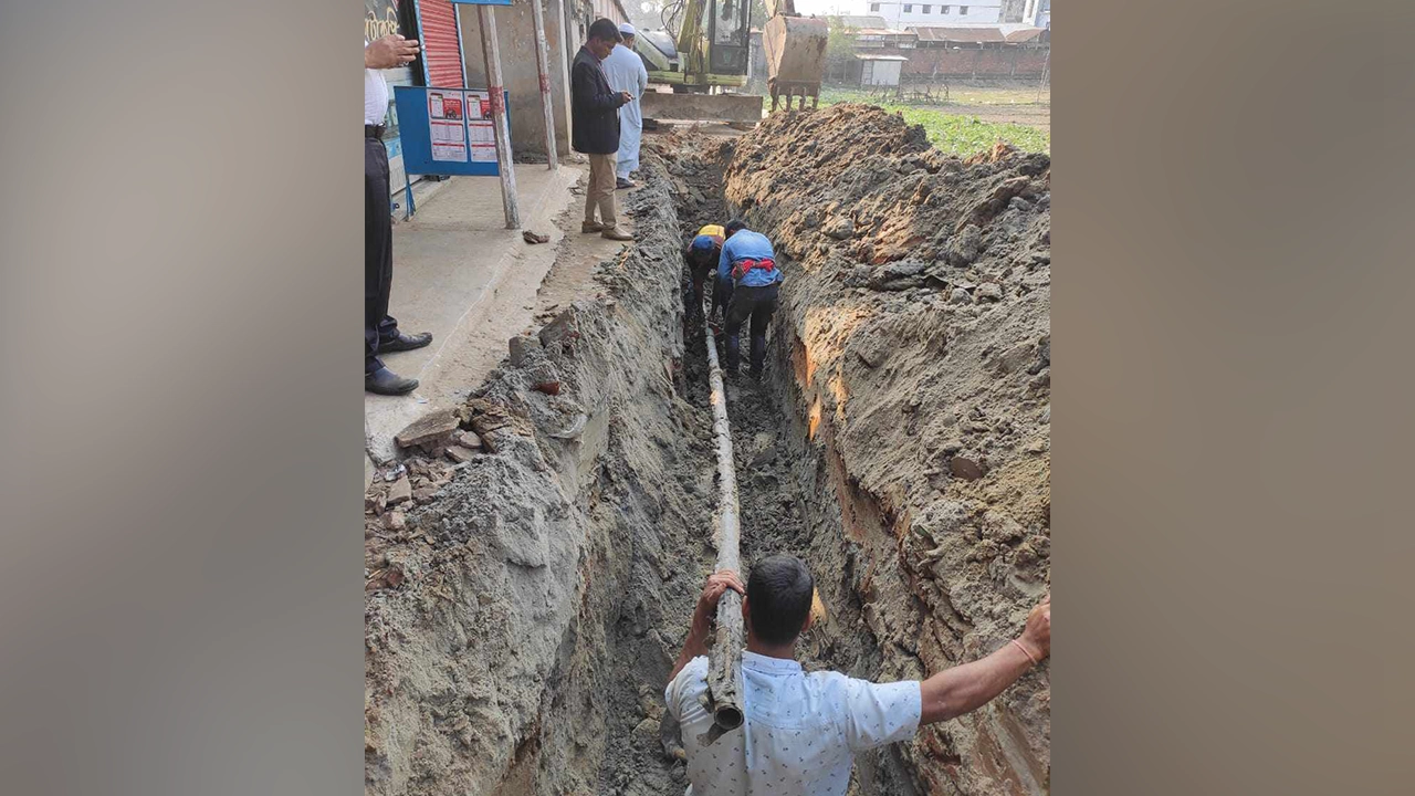 কাশিমপুরের সুলতান মার্কেট এলাকায় অবৈধভাবে দেওয়া গ্যাস সংযোগ বিচ্ছিন্ন করছে তিতাস কর্তৃপক্ষ। ছবি : কালবেলা