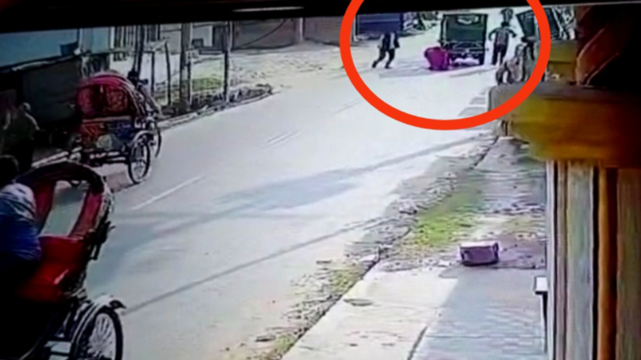 সিসিটিভি ফুটেজে অটোরিকশার ধাক্কায় দুর্ঘটনার চিত্র ধরা পড়ে। ছবি : সংগৃহীত।