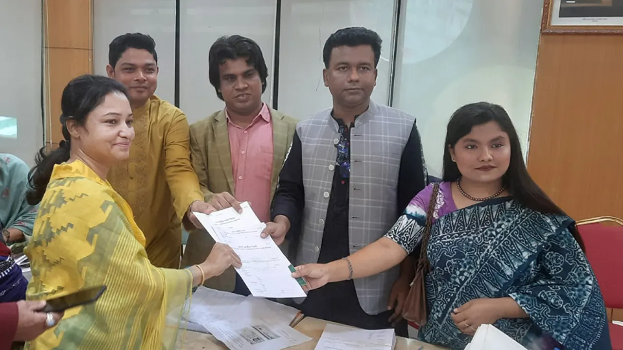 মনোনয়ন ফরম নিচ্ছেন এক প্রার্থী। ছবি : সংগৃহীত