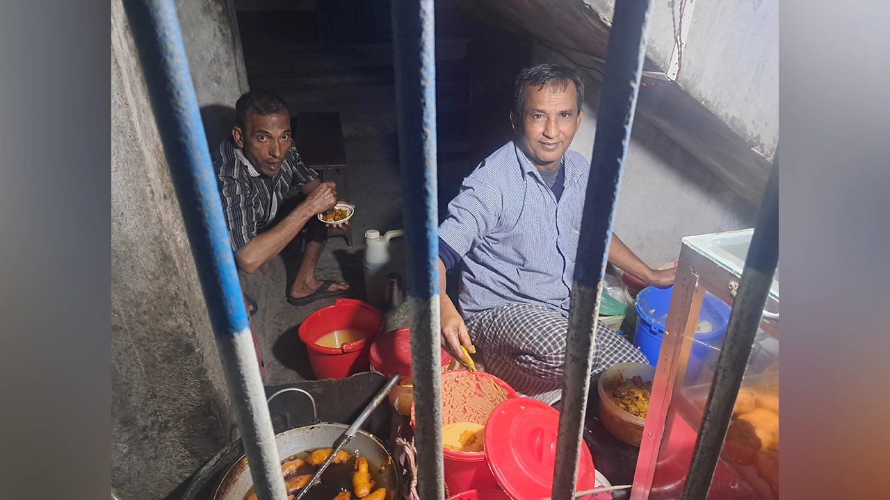 সিঁড়ির নিচে গরম গরম চপ, পেঁয়াজু ও ছোলাবুট বিক্রি করছেন চাঁদপুরের দুলাল দাস। ছবি : কালবেলা