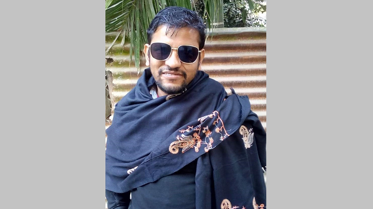 অস্ত্র ও গুলিসহ গ্রেপ্তারকৃত যুবক অংকন। ছবি : সংগৃহীত