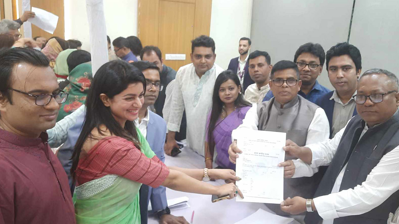 আ.লীগের মনোনয়ন ফরম কিনেছেন সোহানা সাবা। ছবি: সংগৃহীত