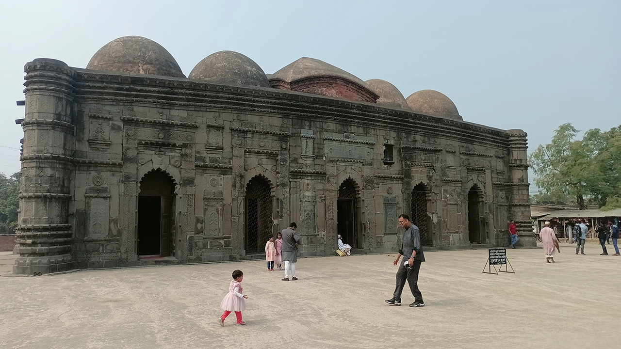চাঁপাইনবাবগঞ্জ সদর থেকে ৩৬ কিলোমিটার দূরে শিবগঞ্জের পিরোজপুরে মুঘল স্থাপত্য সোনা মসজিদ। ছবি : কালবেলা