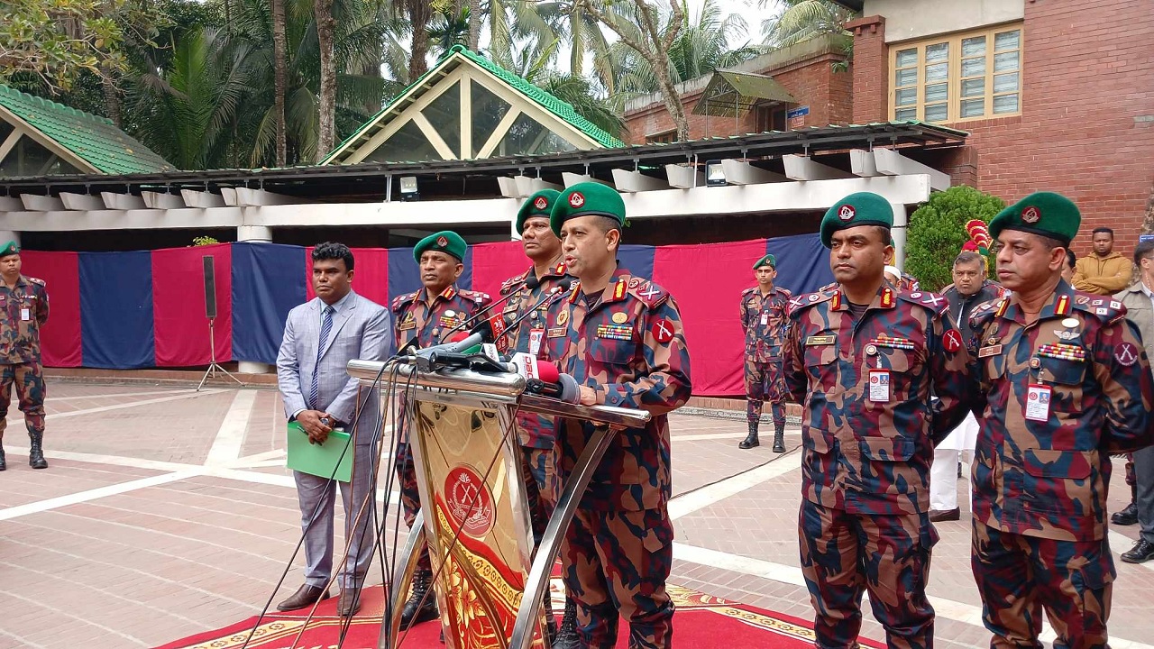 টুঙ্গিপাড়ায় বঙ্গবন্ধু শেখ মুজিবুর রহমানের সমাধি সৌধে শ্রদ্ধা নিবেদন শেষে কথা বলেন বর্ডার গার্ড বাাংলাদেশের নবনিযুক্ত মহাপরিচালক মেজর জেনারেল মোহাম্মদ আশরাফুজ্জামান সিদ্দিকী। ছবি : কালবেলা