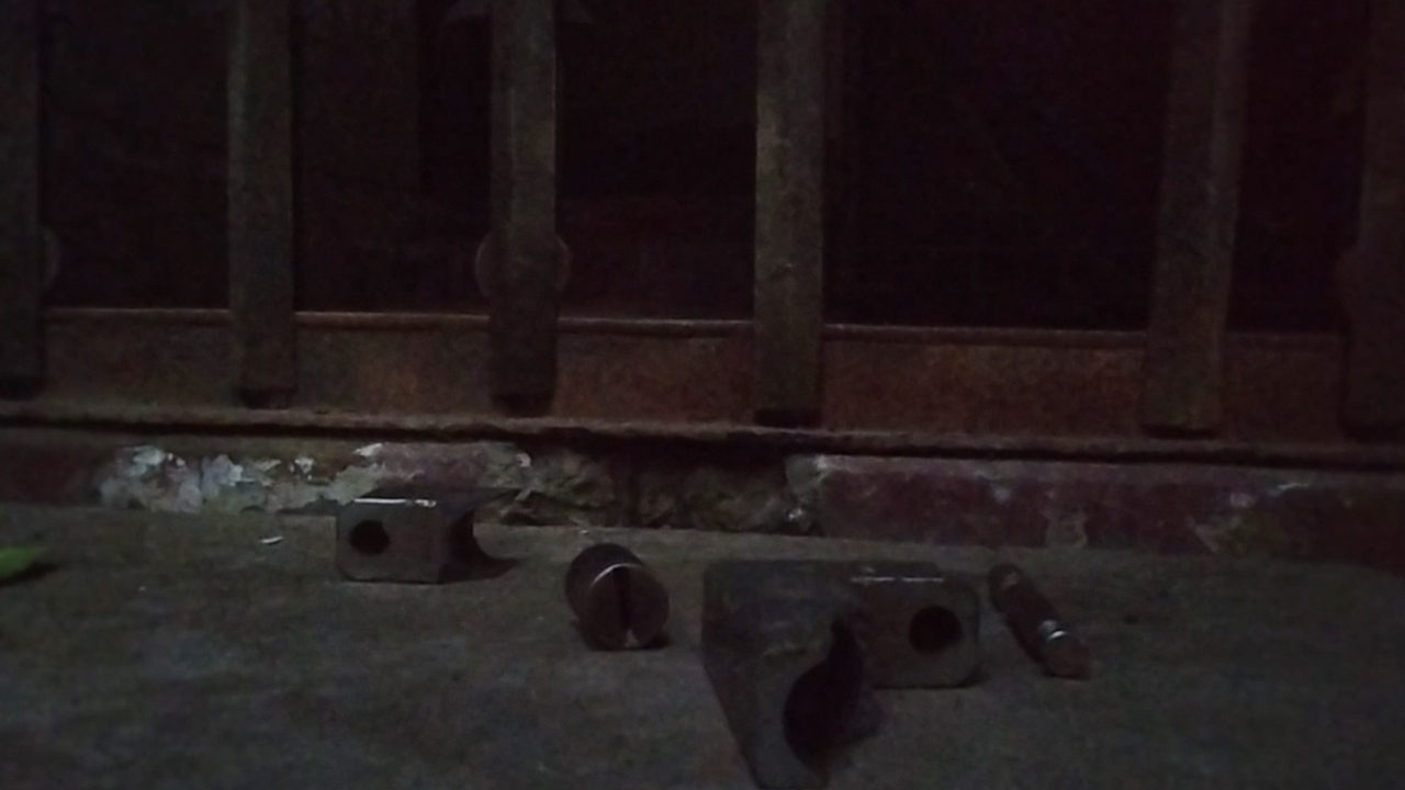 বাড়ির তালা কেটে রেখেছে চোর। ছবি : কালবেলা