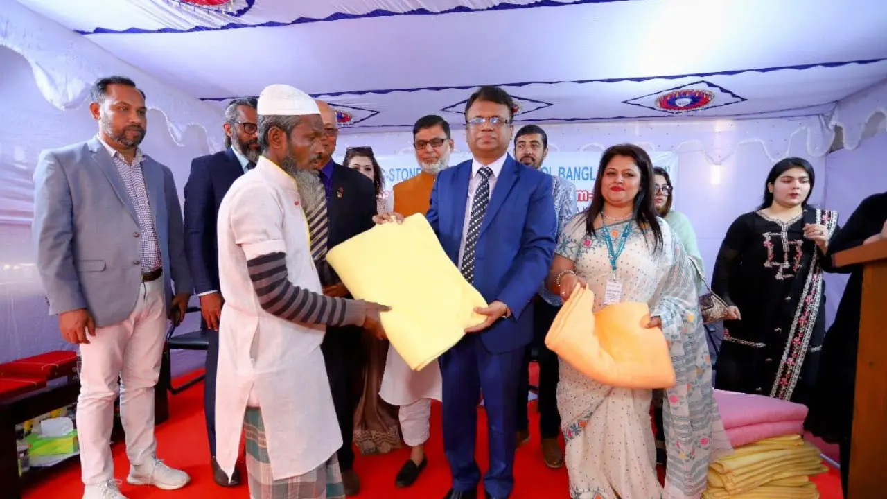স্টেপিং-স্টোন ইন্টারন্যাশনাল স্কুল বাংলাদেশের (এসআইএসবি) উদ্যোগে শীতার্তদের মাঝে শীতবস্ত্র বিতরণ। সৌজন্য ছবি