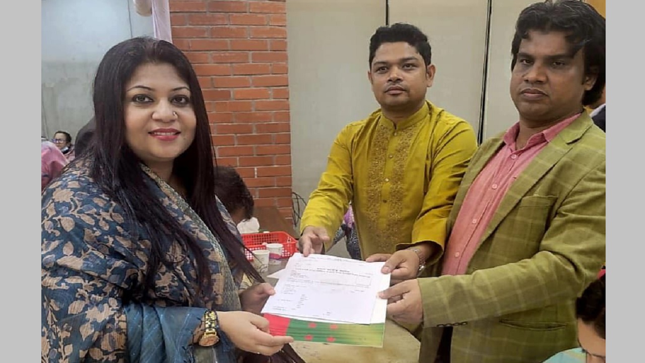 সংরক্ষিত আসনে মনোনয়ন ফরম কিনলেন অ্যাডভোকেট জিনাত সোহানা চৌধুরী। ছবি : সংগৃহীত