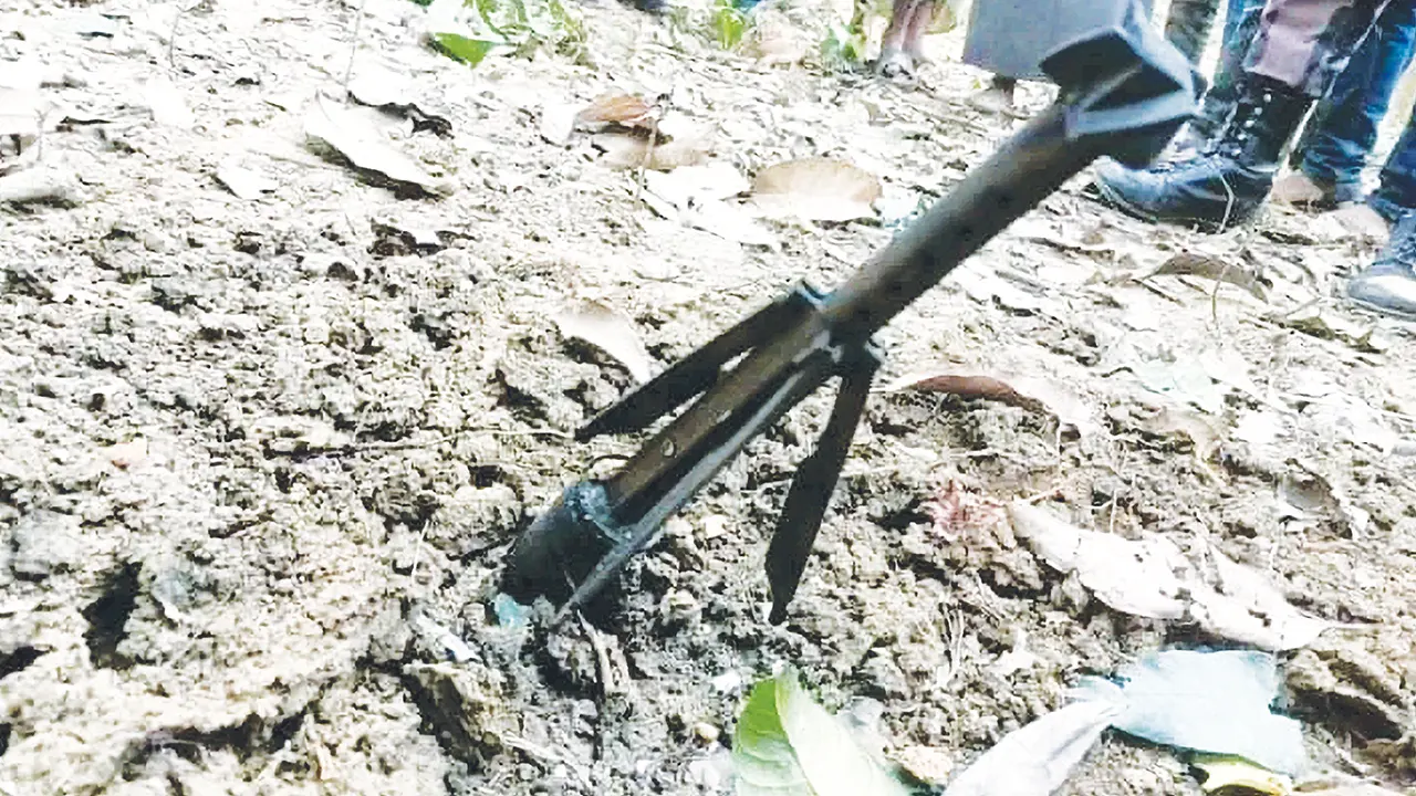 বান্দরবানের সীমান্তবর্তী নাইক্ষ্যংছড়ি উপজেলায় মিয়ানমার থেকে ছোড়া মর্টার শেল। মঙ্গলবার তোলা। ছবি: কালবেলা