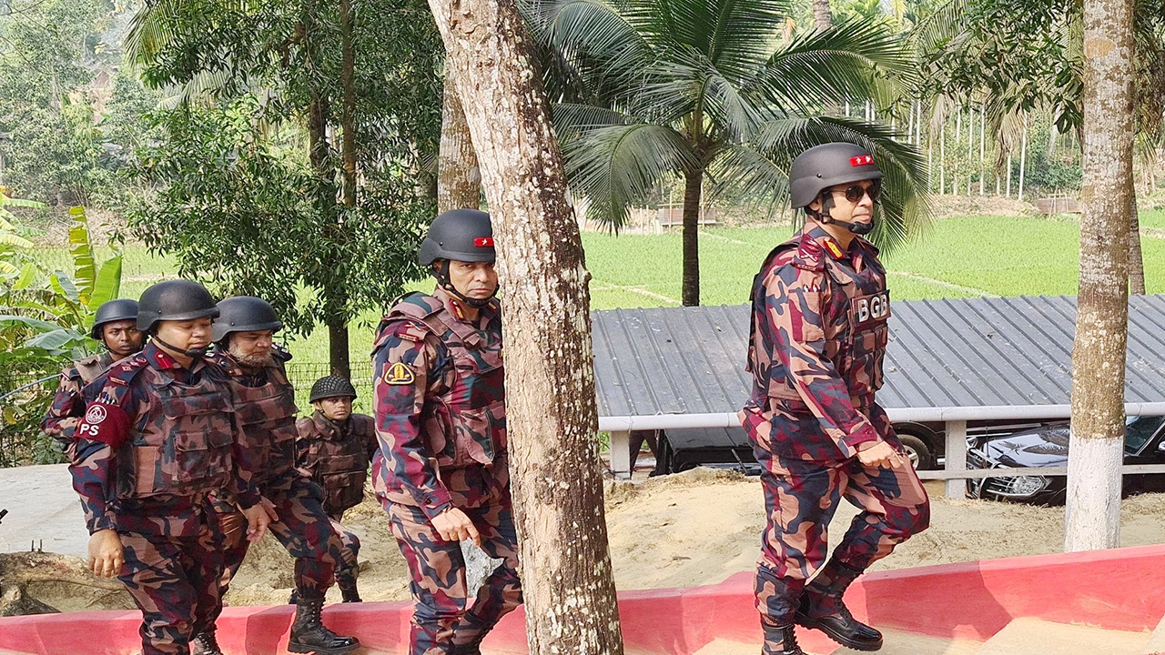 বান্দরবানের তুমব্রু সীমান্ত পরিদর্শনে বিজিবি মহাপরিচালক মেজর জেনারেল মোহাম্মদ আশরাফুজ্জামান সিদ্দিকী। ছবি : সংগৃহীত