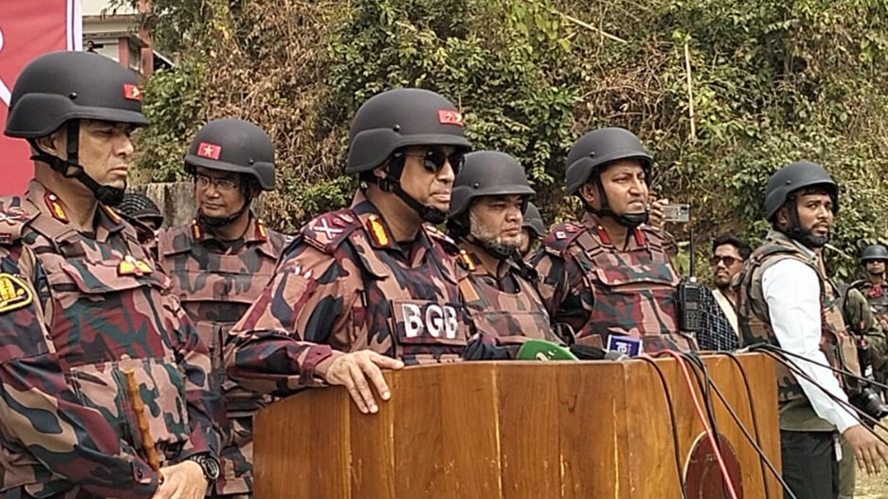 বাংলাদেশ-মিয়ানমার সীমান্ত পরিদর্শনকালে সাংবাদিকদের প্রশ্নের জবাব দেন বিজিবি মহাপরিচালক মেজর জেনারেল মোহাম্মদ আশরাফুজ্জামান সিদ্দিকী। ছবি : কালবেলা
