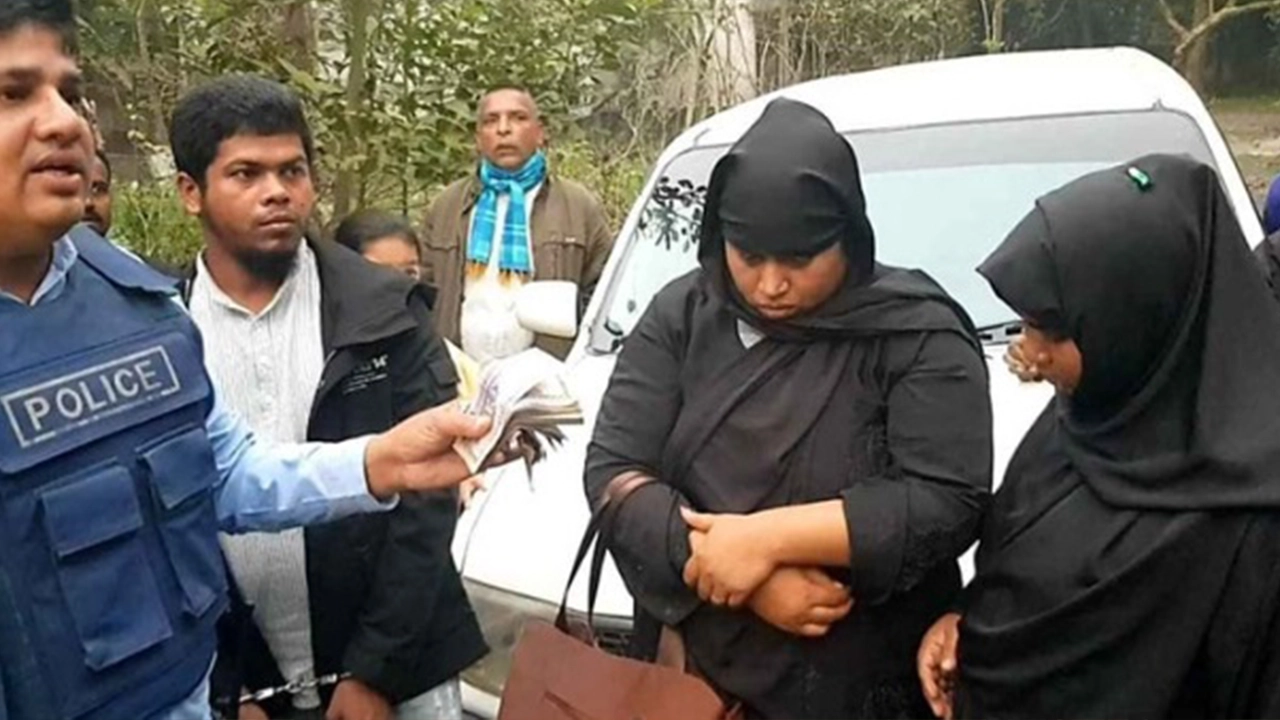 নকল স্বর্ণ দিয়ে প্রতারণা করতে গিয়ে গ্রেপ্তার দুই নারী প্রতারকসহ তিন জন। ছবি : কালবেলা