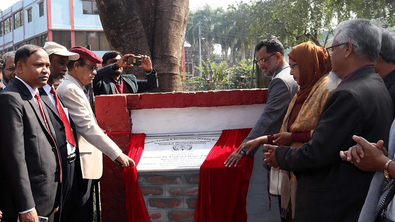 ভেটেরিনারি অনুষদের সামনে ভ্যাকসিন ল্যাবের ভিত্তিপ্রস্তর স্থাপন করেন বাকৃবি উপাচার্য অধ্যাপক ড. এমদাদুল হক চৌধুরী। ছবি : কালবেলা