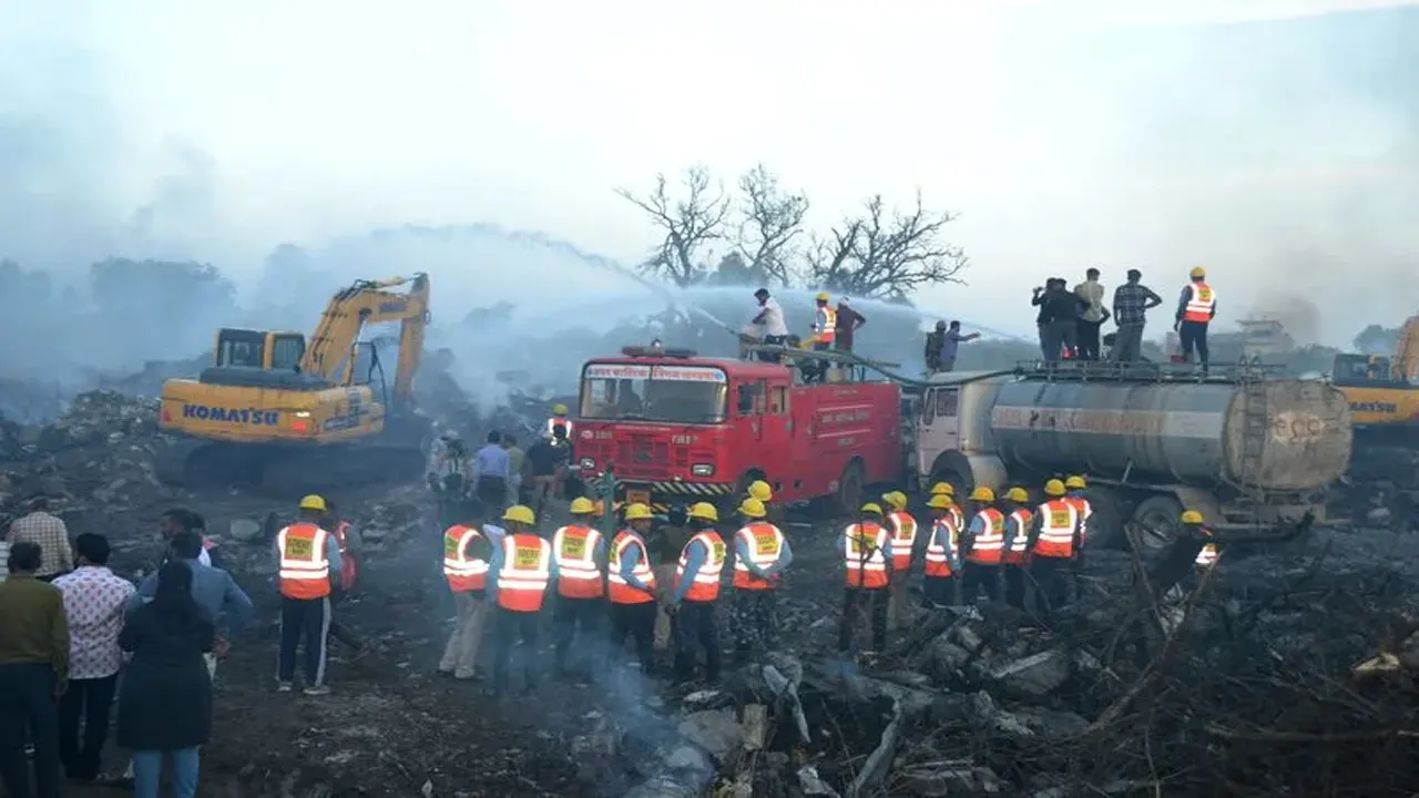 উদ্ধারে কাজ করছেন ফায়ারসার্ভিসের কর্মীরা। ছবি : রয়টার্স