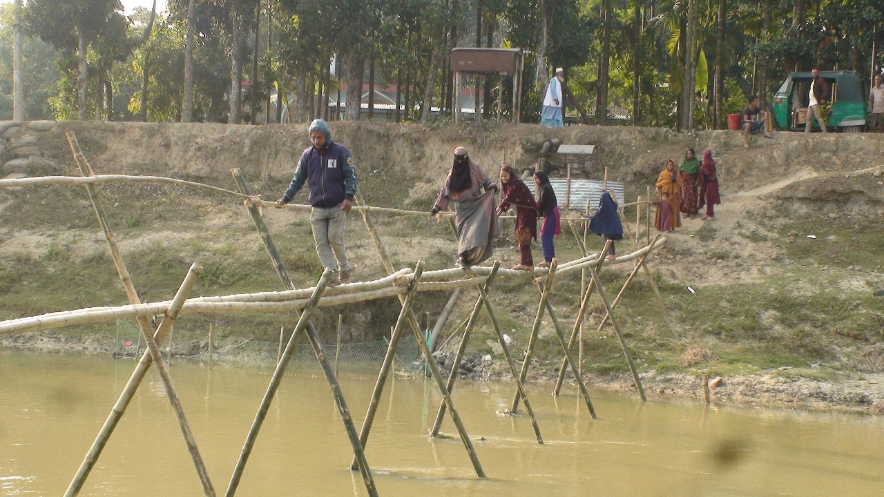 ঝুঁকি নিয়ে সাঁকো পার হন গ্রামবাসী। ছবি : কালবেলা