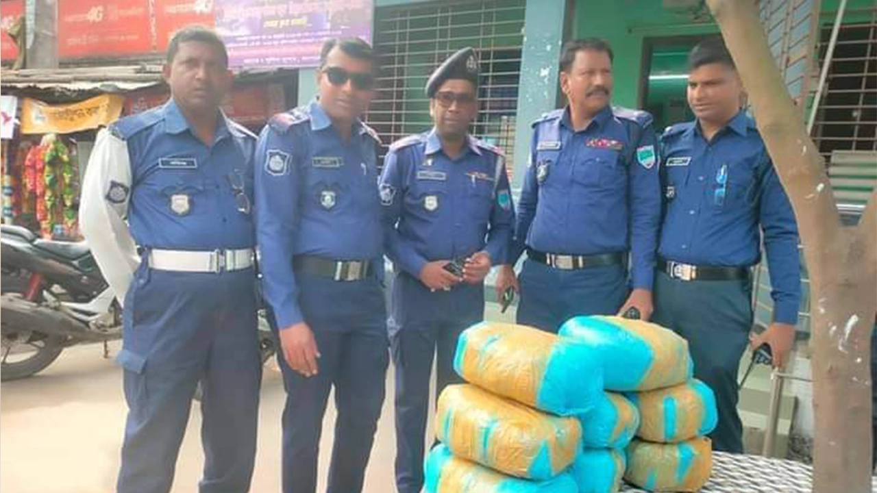 মোটরসাইকেল তল্লাশি করে দুটি বস্তায় থাকা ৮টি প্যাকেটে মোট ১৬ কেজি গাঁজা জব্দ করা হয়। ছবি : কালবেলা