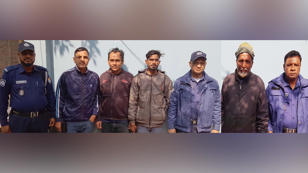 দিনাজপুরের পার্বতীপুরে দুই টিকিট কালোবাজারিসহ ওয়ারেন্টভুক্ত এক আসামি গ্রেপ্তার। ছবি : কালবেলা