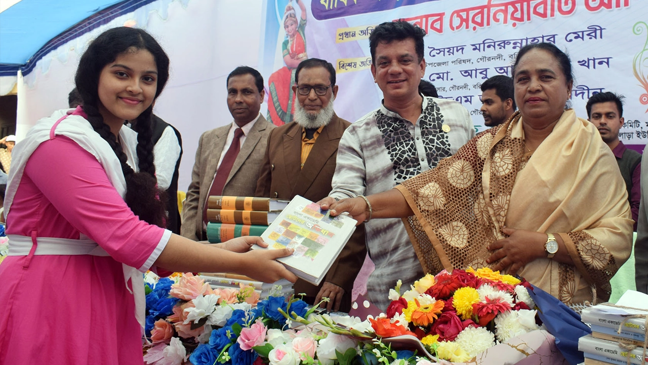 প্রচলন ভেঙে প্রতিযোগিতায় বিজয়ী শিক্ষার্থীদের মধ্যে পুরস্কার হিসেবে প্রদান করা হয় বই। ছবি : কালবেলা