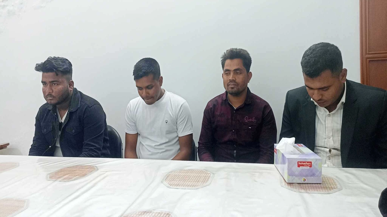 পরীক্ষায় অংশগ্রহণের সুযোগের দাবিতে রাবিতে আমরণ অনশন