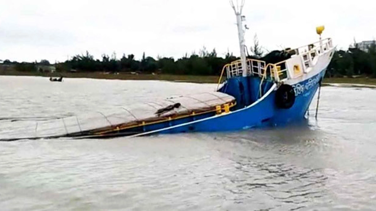 ঝালকাঠি গাবখান চ্যানেলে সিমেন্টবোঝাই কার্গো ডুবি। ছবি : সংগৃহীত