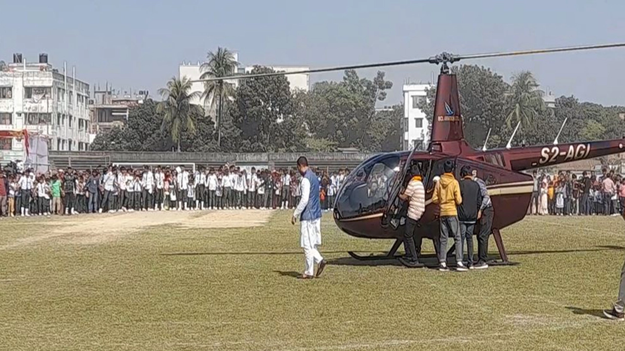 বৃত্তিপ্রাপ্ত শিখশার্থীদেরকে চড়ানো হয় হেলিকপ্টারে। ছবি : কালবেলা