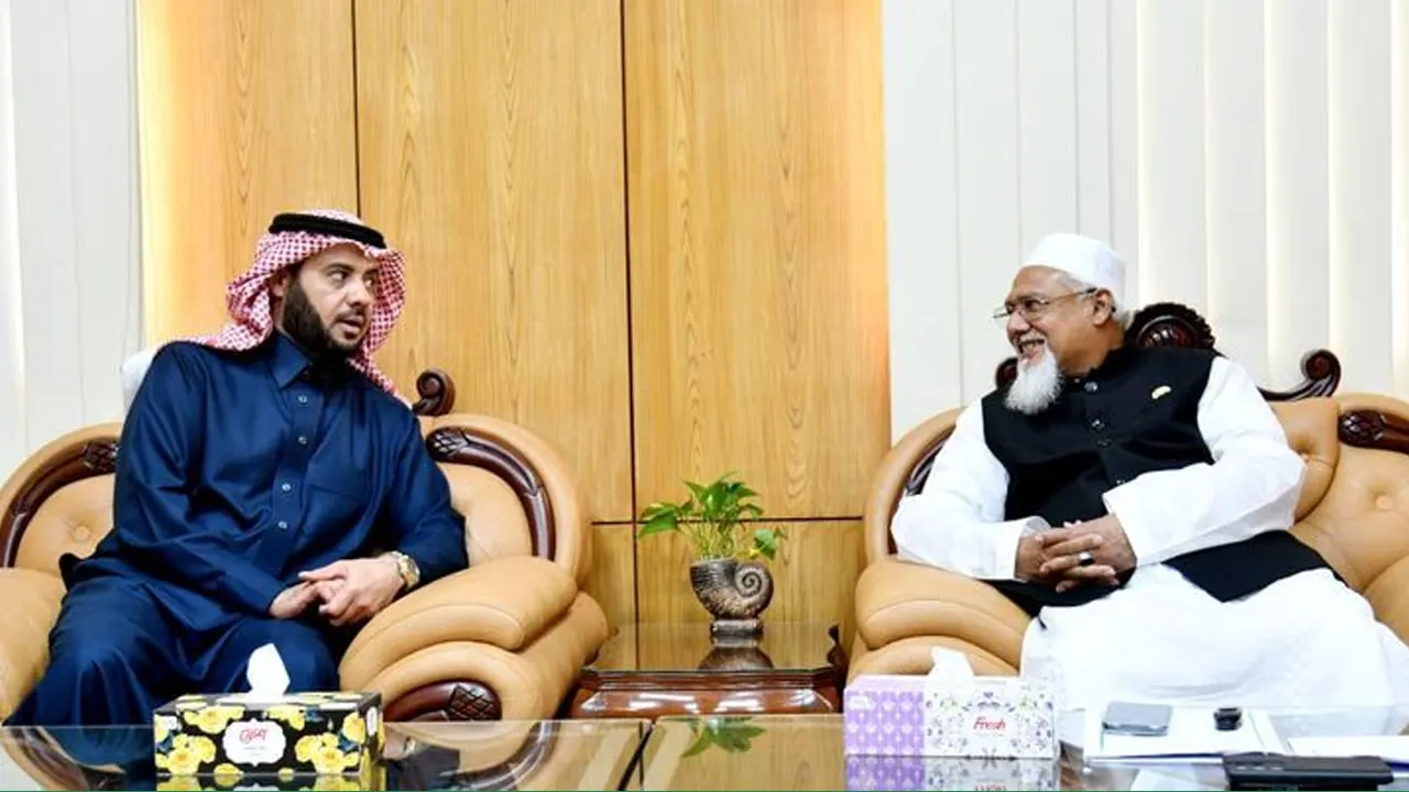 ধর্মমন্ত্রী ফরিদুল হক খানের সঙ্গে আলোচনা করেন সৌদি রাষ্ট্রদূত ঈসা ইউসেফ ঈসা আল দুহাইলান। ছবি : কালবেলা